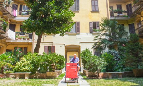 LIBRI SOTTO CASA, la libreria itinerante anti-Amazon itinerante
Luca è il libraio del cambiamento, infatti la sua vita precedente era nel settore cambi di una banca. Davanti alla  crisi  non  oppone  resistenza  ma  si  lascia  trasportare  dalle  virtù:  unisce  la  passione  per  la  bicicletta  alla 
propensione che ha verso i contatti umani e la frequentazione del quartiere. Diventa il Libraio a domicilio, si oppone  ad  Amazon  e  lo  fa  con  personalità  e  creatività.  La  sua  libreria  si  trovava  accanto  all’auditorium  di Milano, oggi ci trovate una tintoria cinese. Lui corre sulla Libretta.